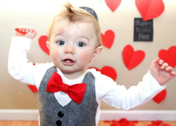 roupa-bebê-menino-festivo-romper-cinza-colete-vermelho-gravata borboleta