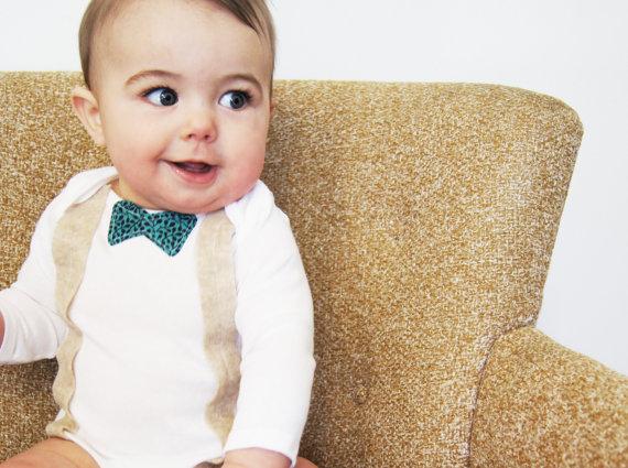 roupa-bebê-menino-branco-romper-gravata-laço-suspensórios-imitações-costura