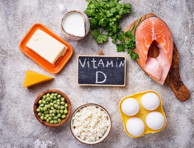 comer alimentos saudáveis ​​ricos em vitamina d