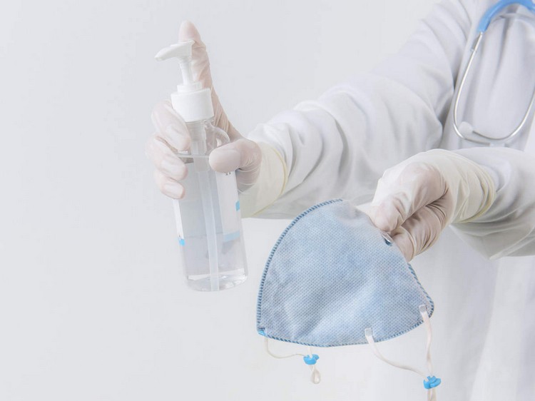 Use uma máscara respiratória e desinfete as mãos regularmente