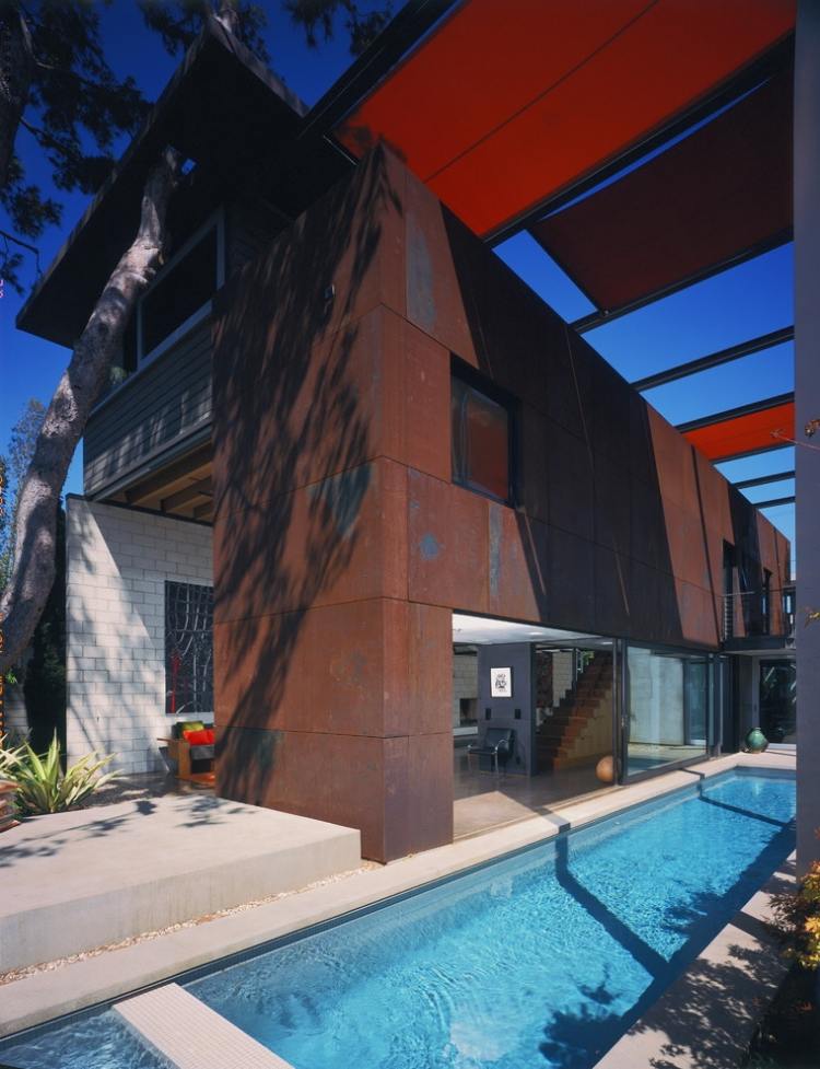 corten-aço-fachada-estreita-piscina-vidro-portas corrediças