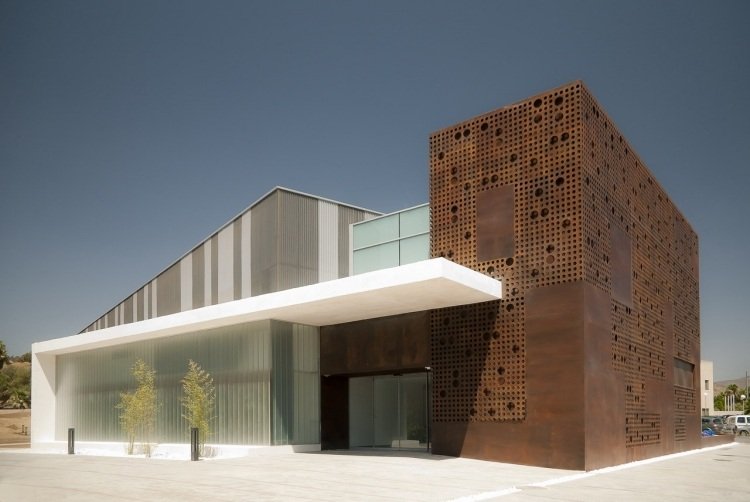 corten-fachada-edifício-contraste-branco-vidro