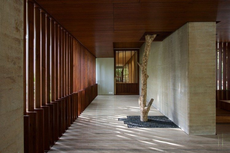 árvore-corredor-integrado-cascalho-piso-ladrilhos-ripas de madeira-proteção de privacidade