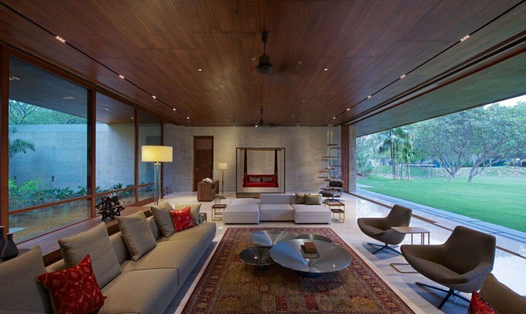 sala de estar-moderno-tapete persa-sofá cinza-metal-mesinhas de centro
