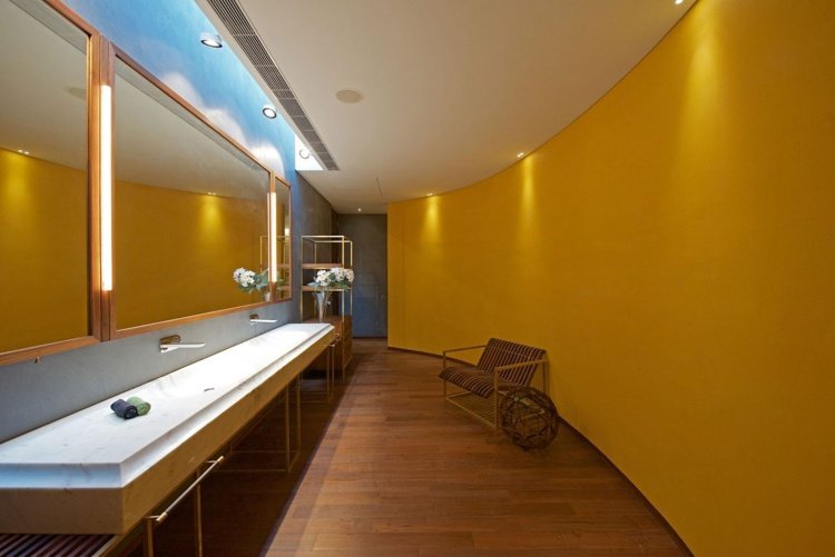 banheiro-amarelo-ocre-parede-madeira-piso-iluminação