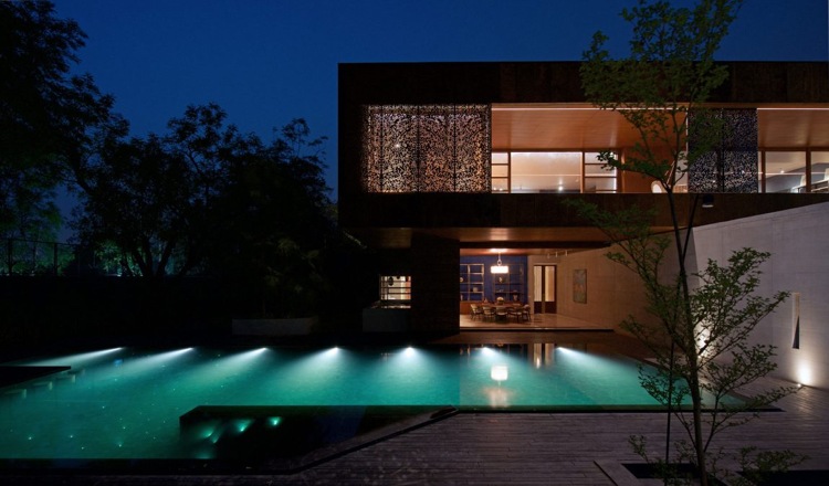 Corten-fachada-chapa perfurada-decorativa-piscina-iluminação-noite