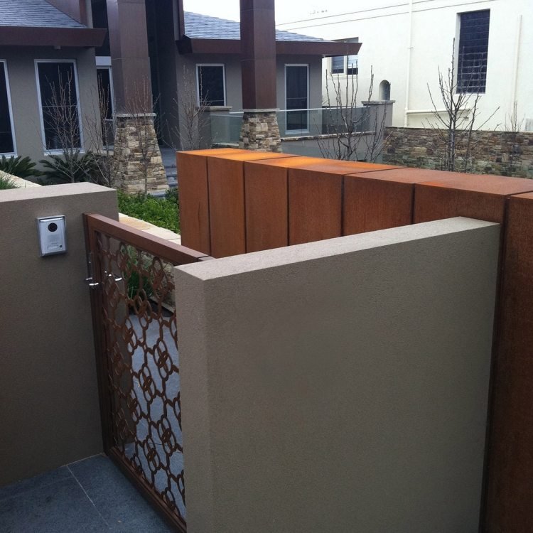 corten steel-privacy-screen-garden-gate-enormes-blocks