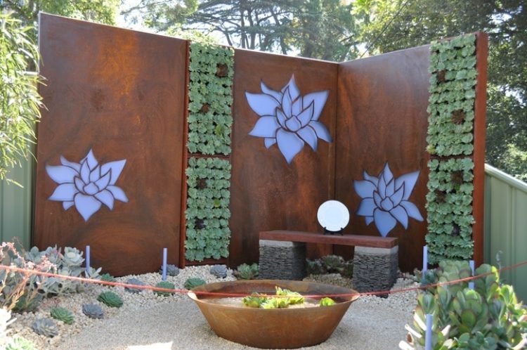 corten-aço-privacidade-proteção-jardim-flores-de-lótus-suculentas-plantadas verticalmente