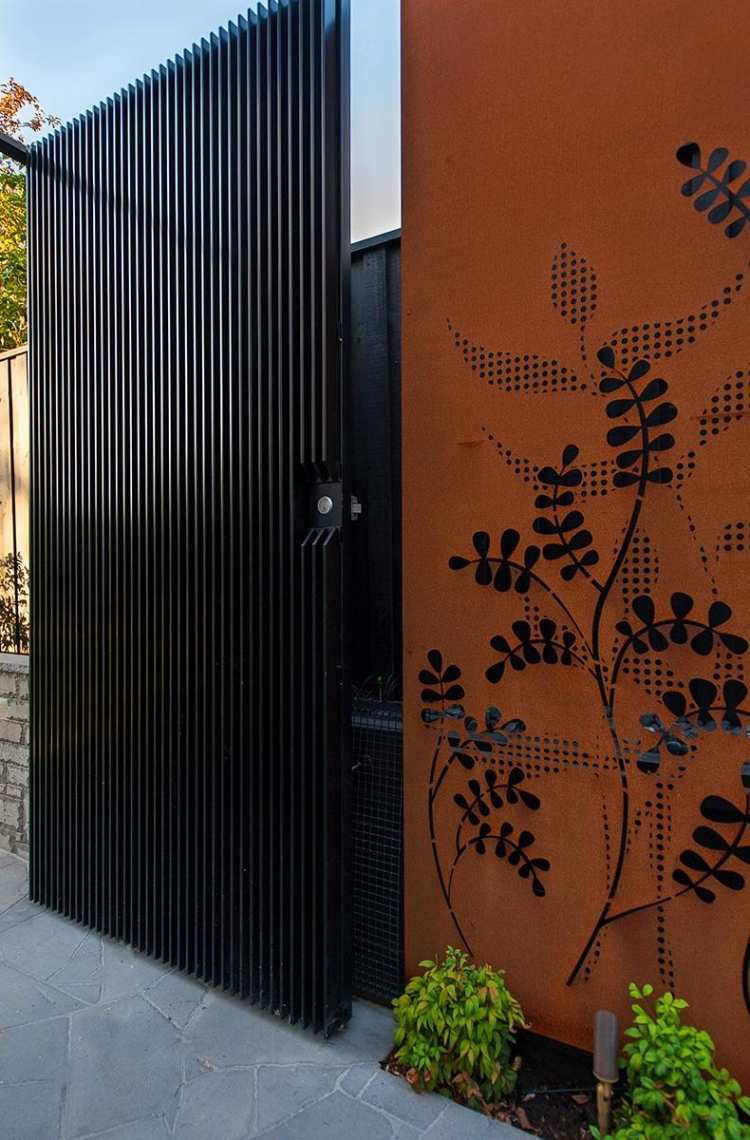 corten steel screen com motivos florais de jardim