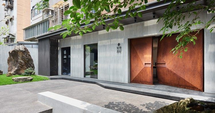 portas de aço corten fachada cinza galeria de arte yi yun exterior