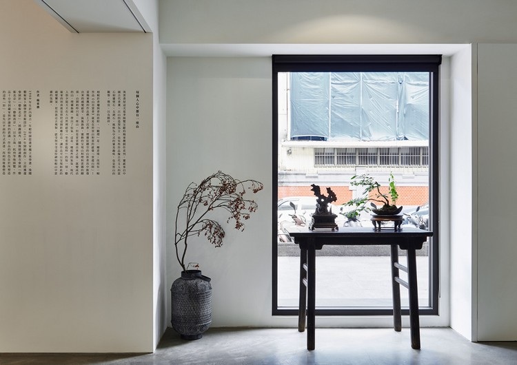 galeria de arte yiyun dentro da moldura preta da janela