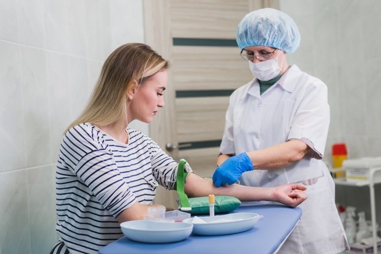 Teste do nível de cortisol com valores normais de manhã à tarde