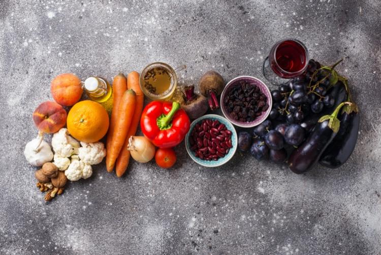 Reduzir o cortisol por meio de antioxidantes nos alimentos