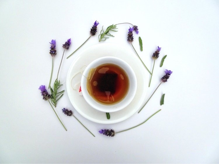 Reduza o cortisol com efeitos calmantes do chá