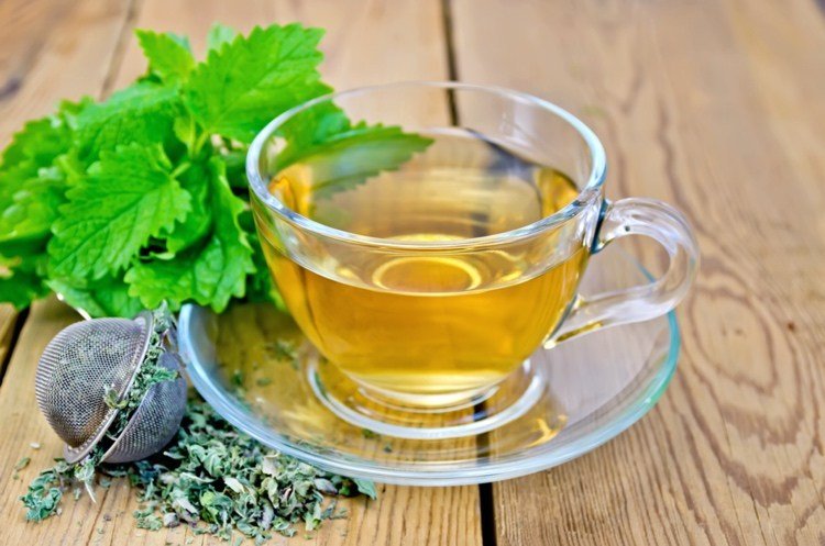 O chá de erva-cidreira tem um efeito calmante e ajuda contra os níveis elevados de cortisol