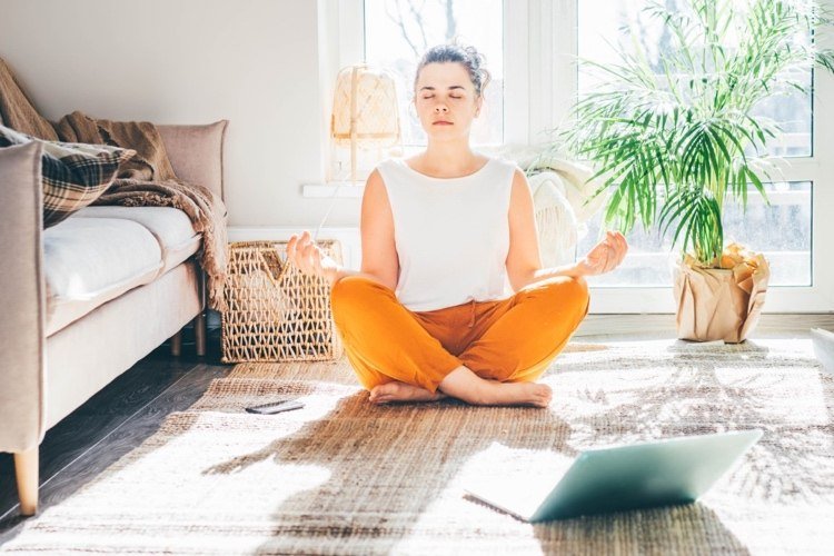 Reduza o cortisol com ioga e respiração
