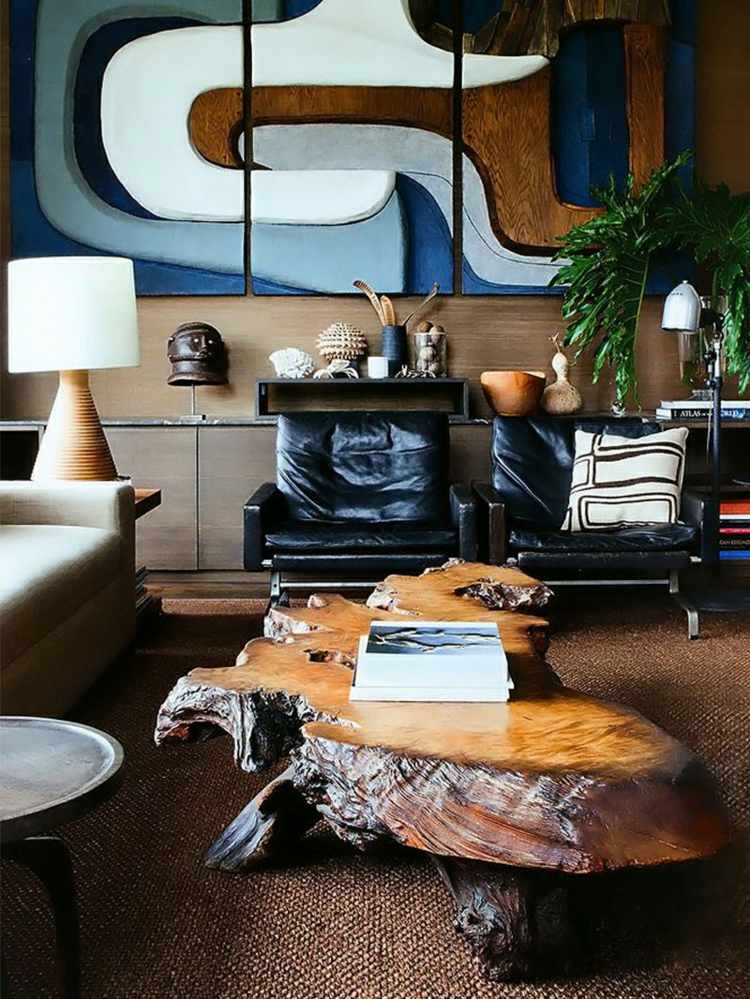 Mesa de centro feita de disco de madeira moderno-abajur-sofá-poltrona-couro-preto-quadro-almofadas-materiais naturais-livros