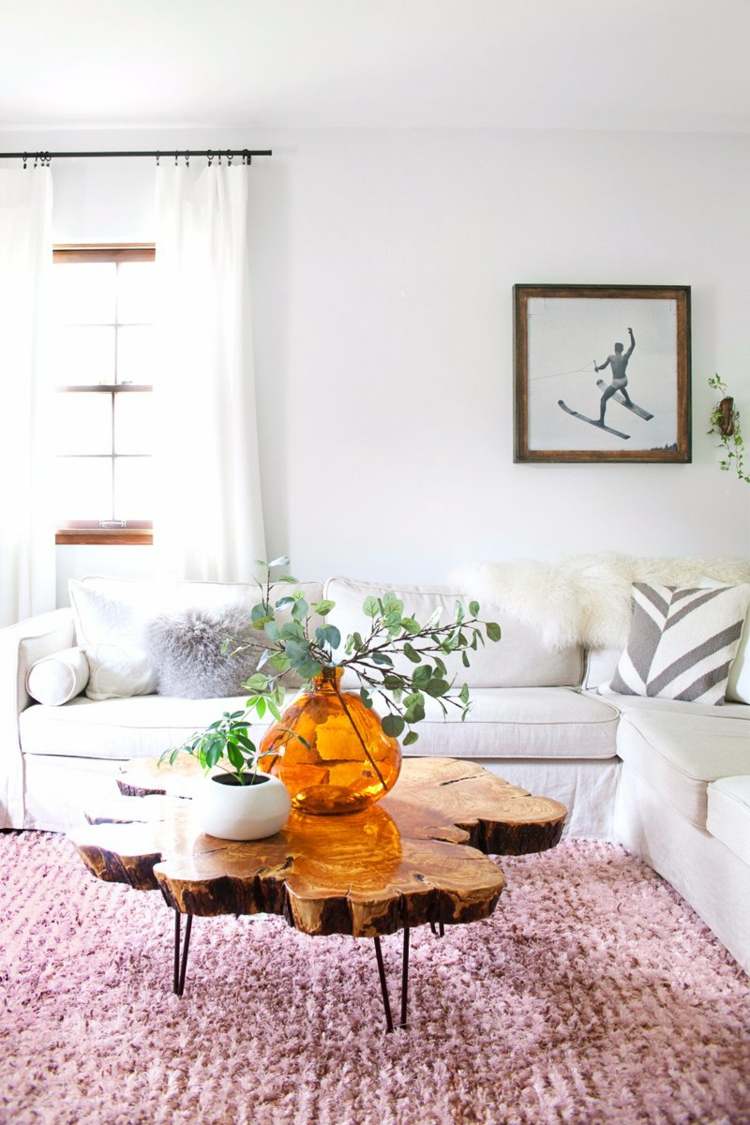 Mesa de centro feita de fatias de madeira sala de estar - material natural - sofá de canto-tapete-imagem-vaso-planta-almofadas