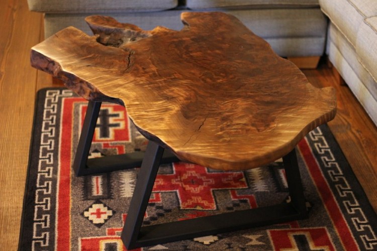 mesa de centro-madeira-fatia-carpete-sala-preto-cinza-vermelho-aço-mesa-pernas-robusto-rústico