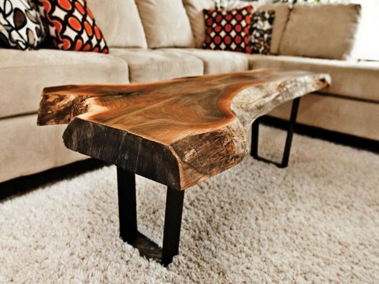 mesa de centro-madeira-disco-antigo-rústico-tronco-de-árvore-tapete-bege-lance-travesseiro-estampado-vermelho-preto