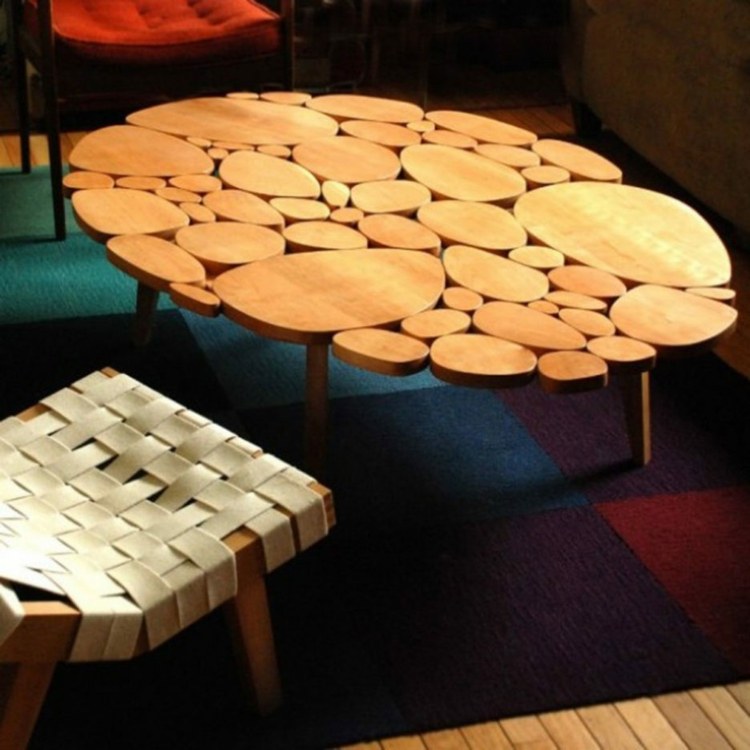 mesa de centro-madeira-disco-cadeiras-tapete-colorido-azul-roxo-vermelho-parquet-redondo-material natural