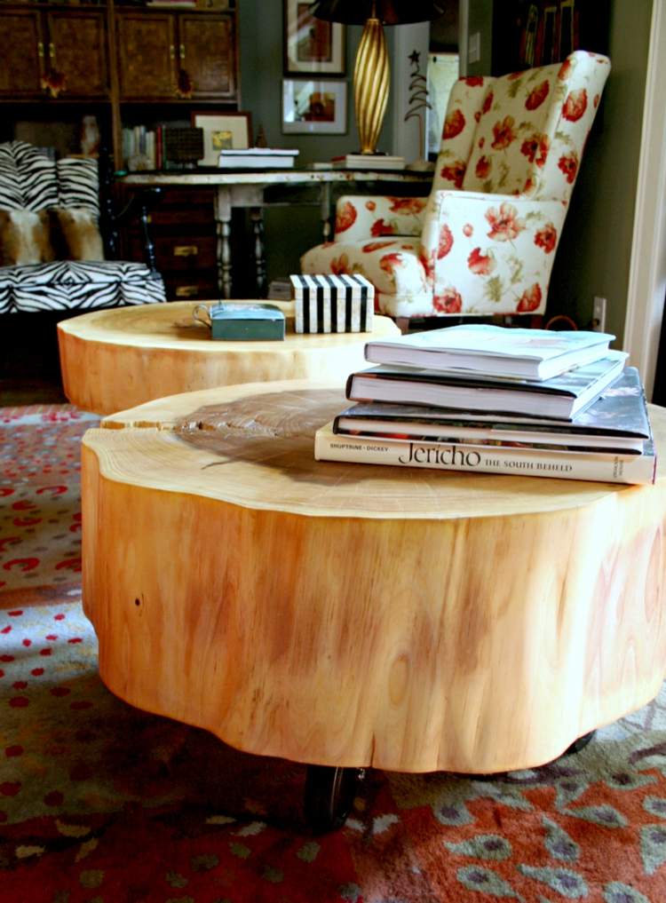 mesa de centro-madeira-disco-madeira-tronco-madeira-tipo-luz-livros-óculos-caixa-poltrona-armário-carpete