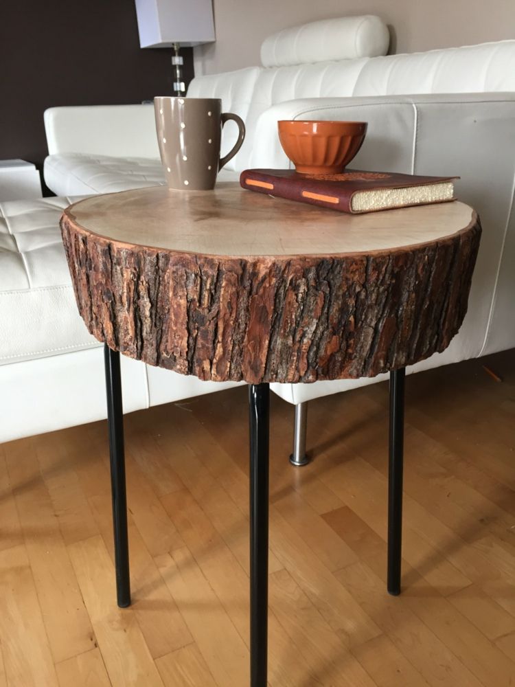 mesa de centro-madeira-disco-mesa-pernas-reta-preta-casca de árvore-livro-xícaras-sofá-branco