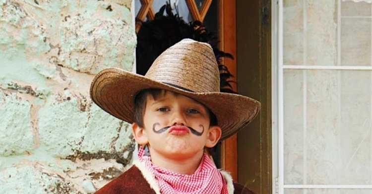 Cowboy colocou cara-bigode-menininho-chapéu-cowboy-palha-lenço-carnaval