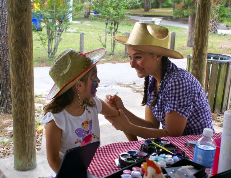 cowboy-make-up-cowgirl-face-braço-girl-straw hat-chinstrap-carnival-carnival