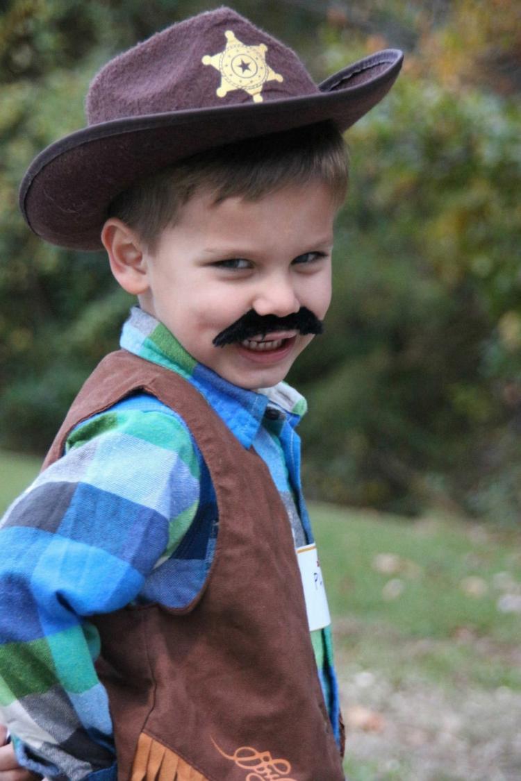 Maquiagem de cowboy garotinho-cara-bigode-cowboy-chapéu-couro-chapéu-couro-couro-camisa xadrez