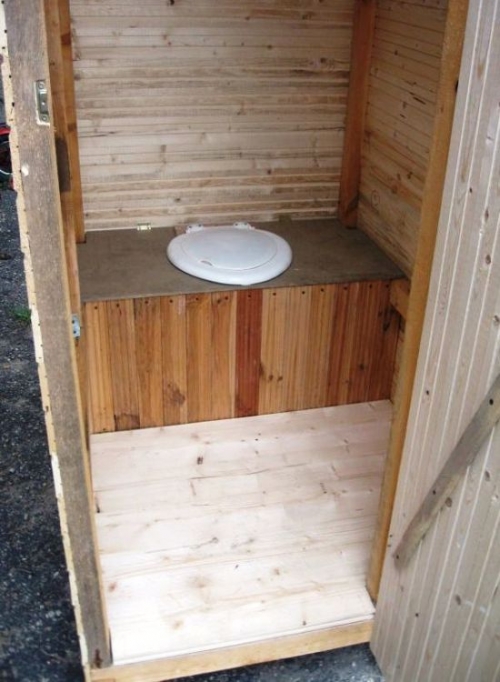 Széklet a vidéki WC -n - kárpit