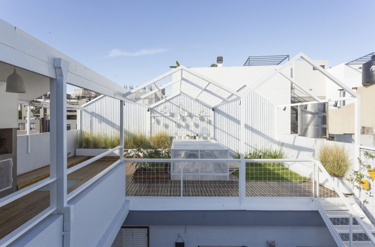 Projete o terraço da cobertura -sustentável-orçamento-pranchas de madeira-construção de aço branco