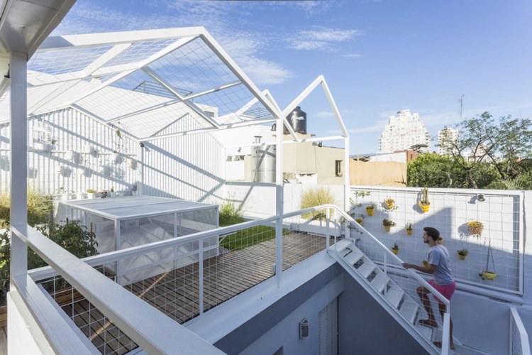 Projete o terraço na cobertura -sustentável-orçamento-branco-verde na área de estar na cobertura