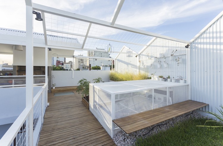 telhado-terraço-design-sustentável-orçamento-branco-aço-construção