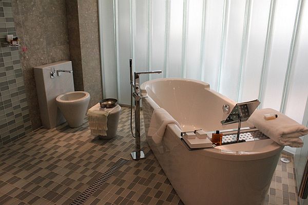 moderno-banheiro-refrescar-chão-design-azulejos-cores-discreto