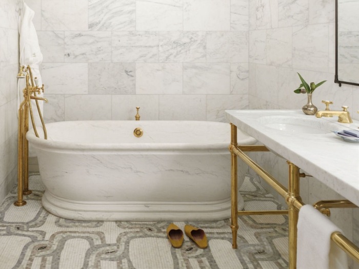 ideias-banheiro-design-mármore-banheira-tubos dourados-piso de mosaico
