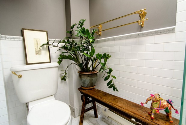 banheiro-banheiro-design-idéias-latão-porta-toalha-banco-rústico