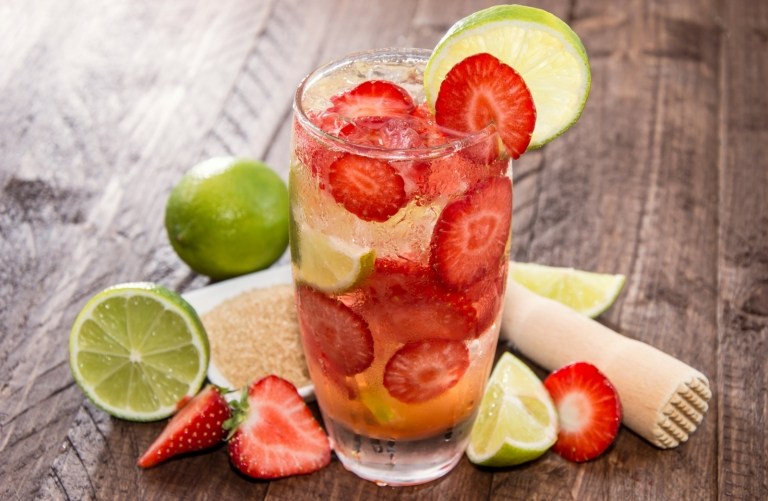 Receita de caipirinha, morangos, lima, cana, açúcar, faça você mesmo coquetéis de verão