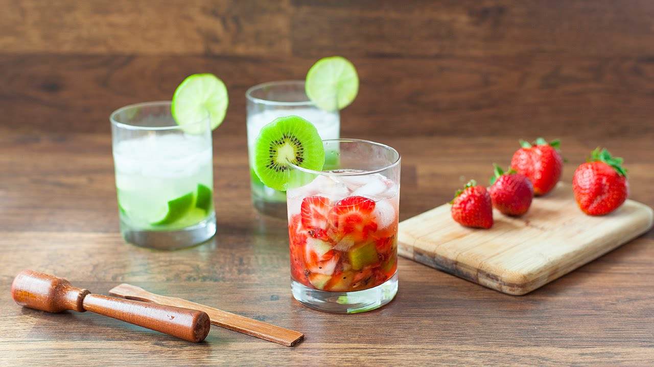 Receita de Caipirinha com Morango Kiwi Brasil Faça você mesmo coquetéis de verão