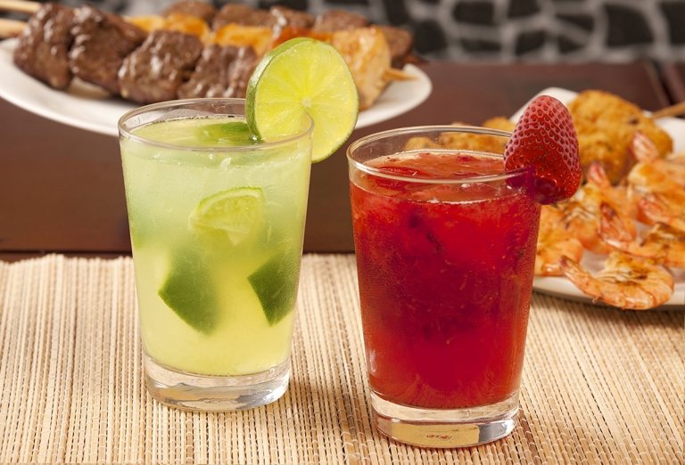 Receita de Caipirinha de Morango Fácil Brasil Coquetéis de Verão Receita de Camarão Saudável