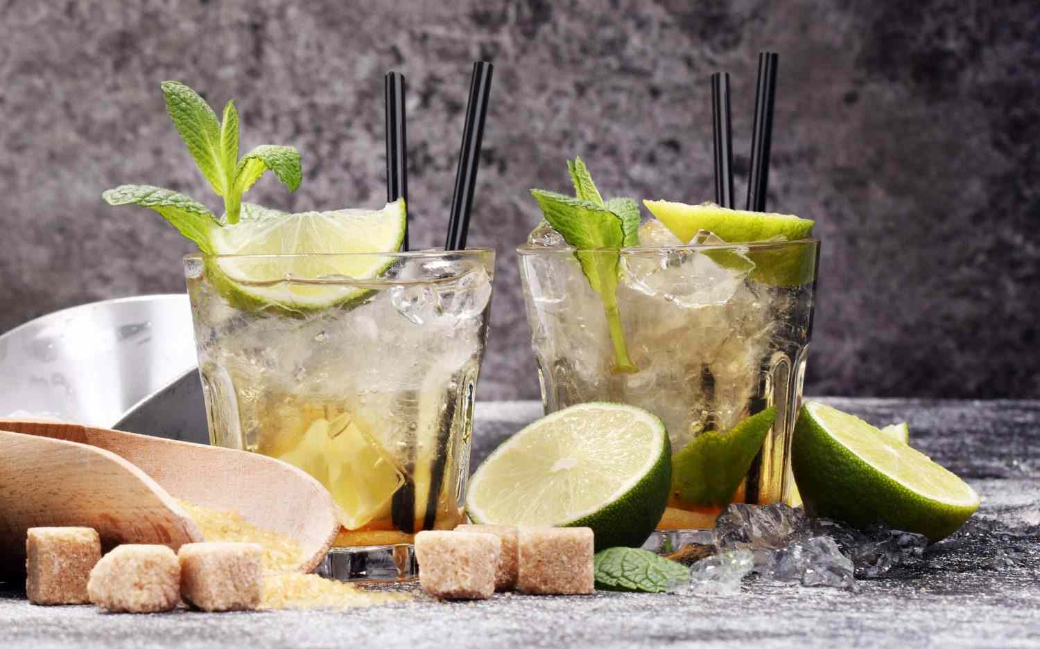 Receita de caipirinha original cana-de-açúcar limão cachaça rum Brasil coquetéis de verão