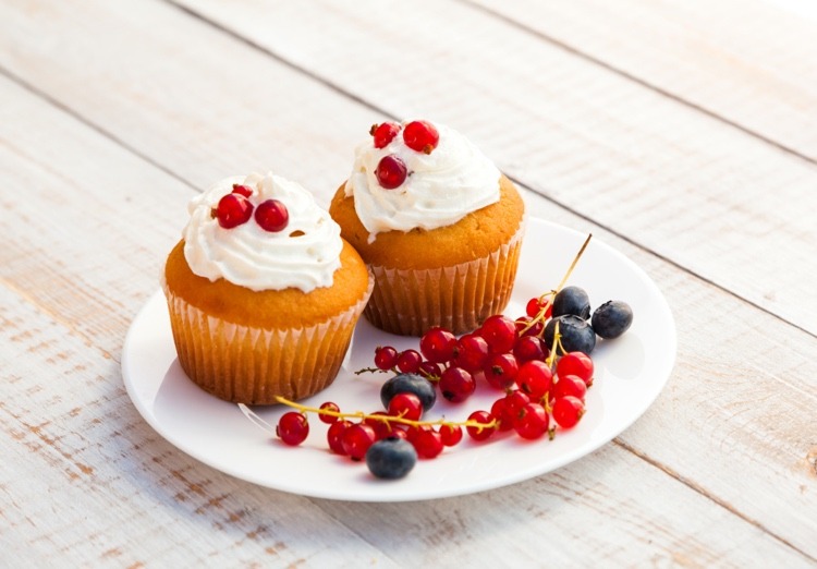 muffins de iogurte de groselha com cobertura