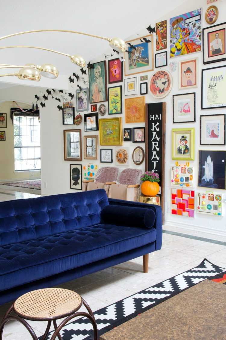 sofá veludo azul escuro fotos colagem parede design inspiração art déco