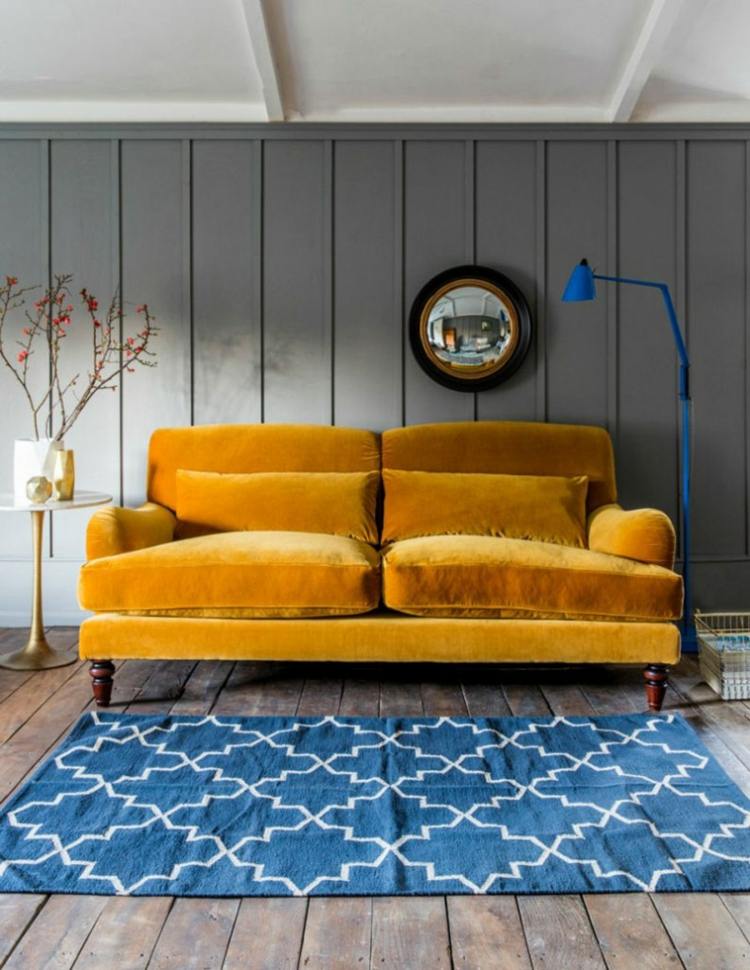 sofá veludo mostarda amarelo tapete azul parquet mobiliário moderno rústico