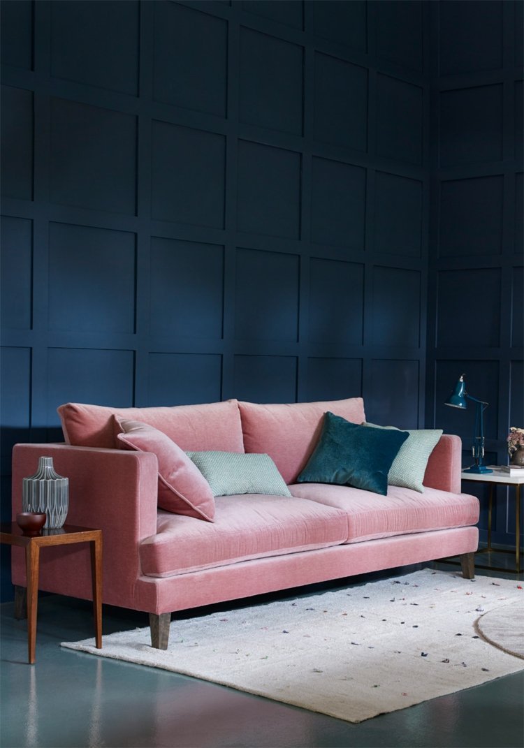 sofá de veludo tom pastel rosa azul escuro cor gasolina moderna