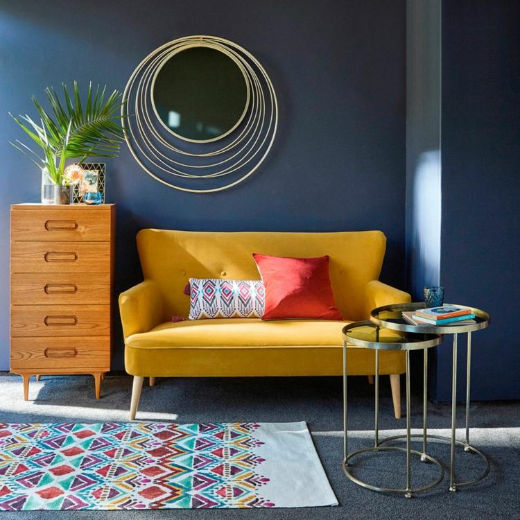 sofá de veludo cor amarela pequena sala de estar com toque retrô