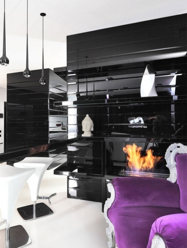 Projeto Begovaya vida moderna com poltrona em preto e branco com detalhes em roxo