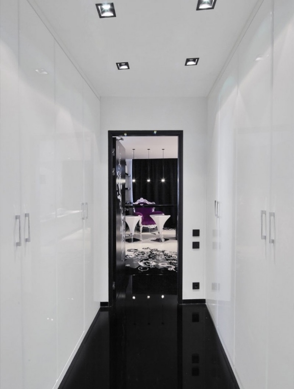 Projeto de corredor de apartamento de luxo - paredes brancas e piso preto