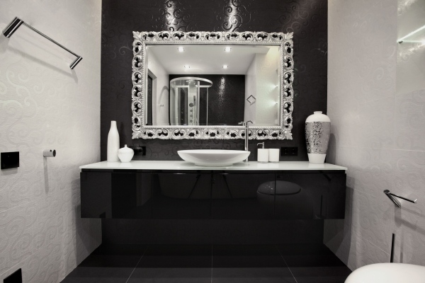 Ideias de design de penteadeira em preto e branco para banheiro de luxo