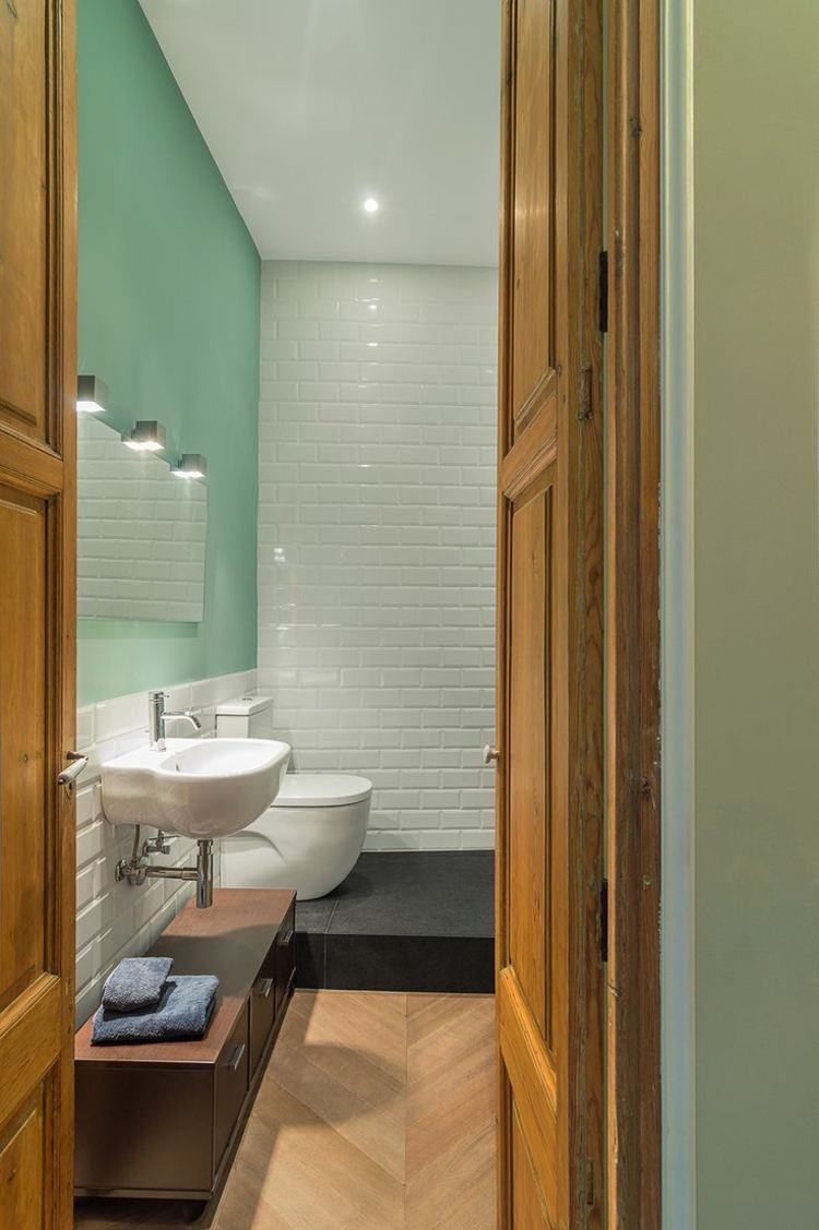 a ideia de pintura de parede turquesa branca de azulejos de banheiro pequeno